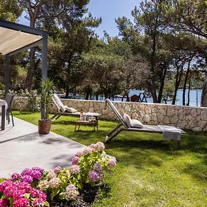 Mare Solis Pinea Apartment